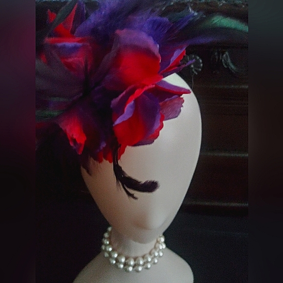 Stunning Feather and Flower Fascinator Comb Clip - Picture 2 of 4